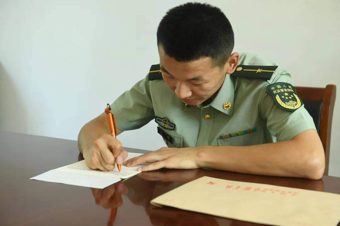 武警阜阳支队门口,监控拍下这一幕
