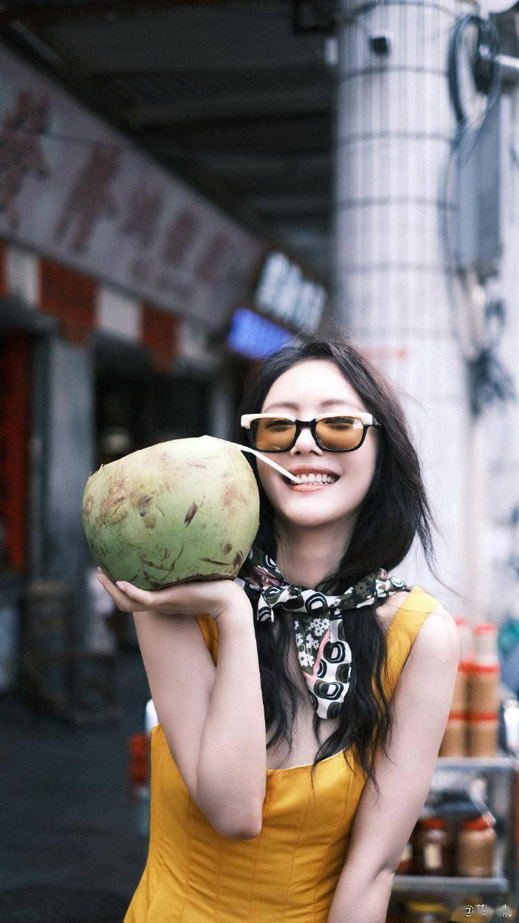 夏日色彩蔡文静穿明黄色吊带裙俏皮灵动