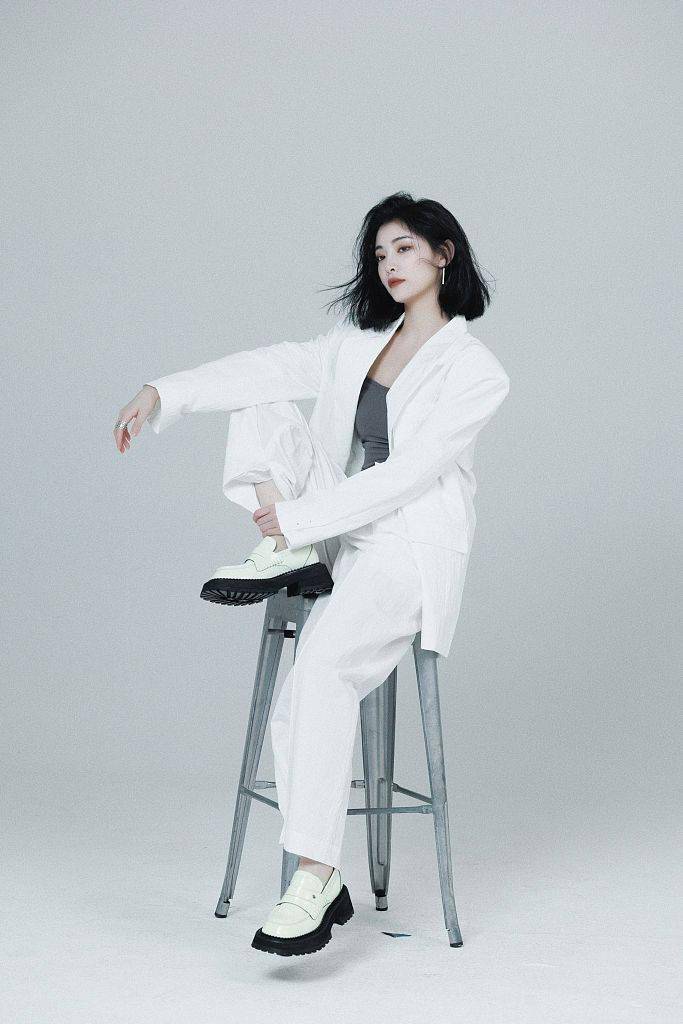 许佳琪发布简约风七夕写真穿白色西装中性造型酷炫