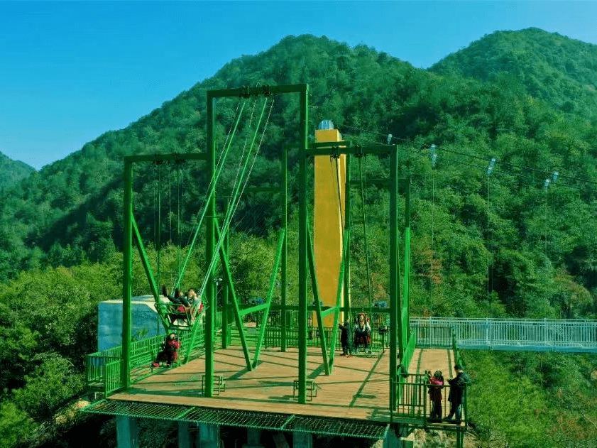 融山水,峽谷,飛瀑,洞泉,名木,花草,鳥獸為一體,更有玻璃橋,高空鞦韆