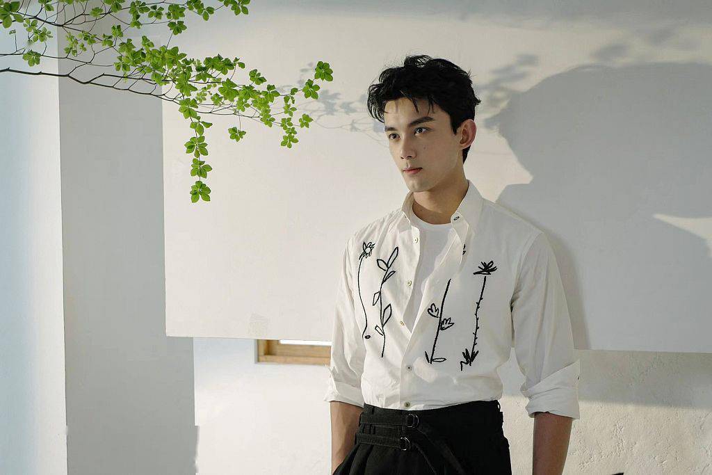 吴磊七夕时尚型男写真公开白衬衫搭黑色西裤帅气绅士