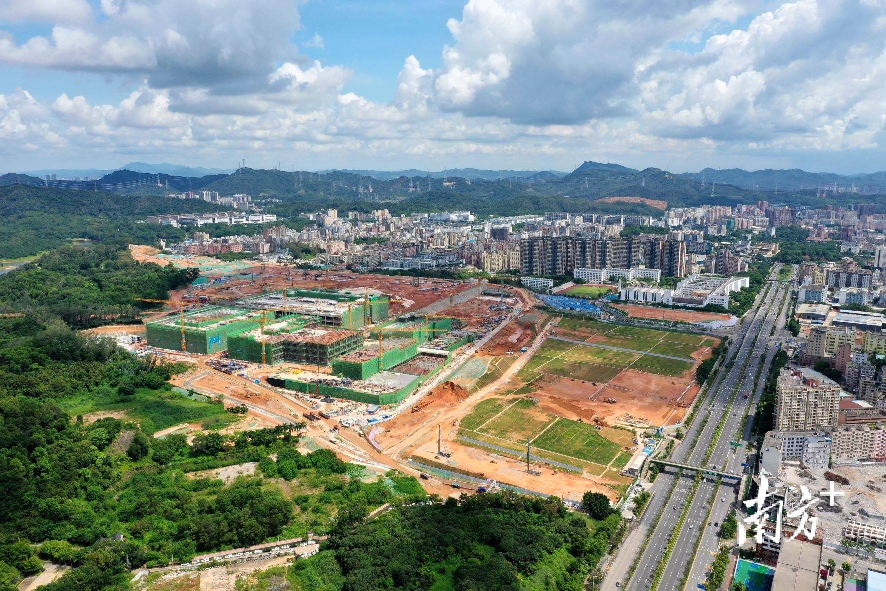 今年以来,街道先后协调跟进九龙山华为先进制造基地,富润通智能设备