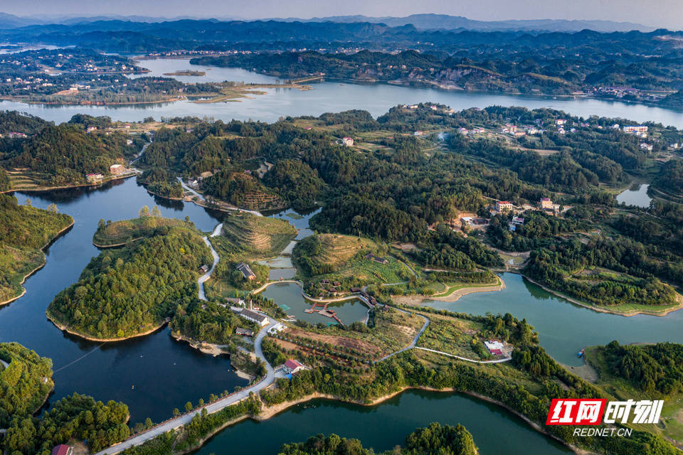 走进一片郁郁葱葱的山峦丛林,深入龙湾国家湿地公园的核心腹地,便是
