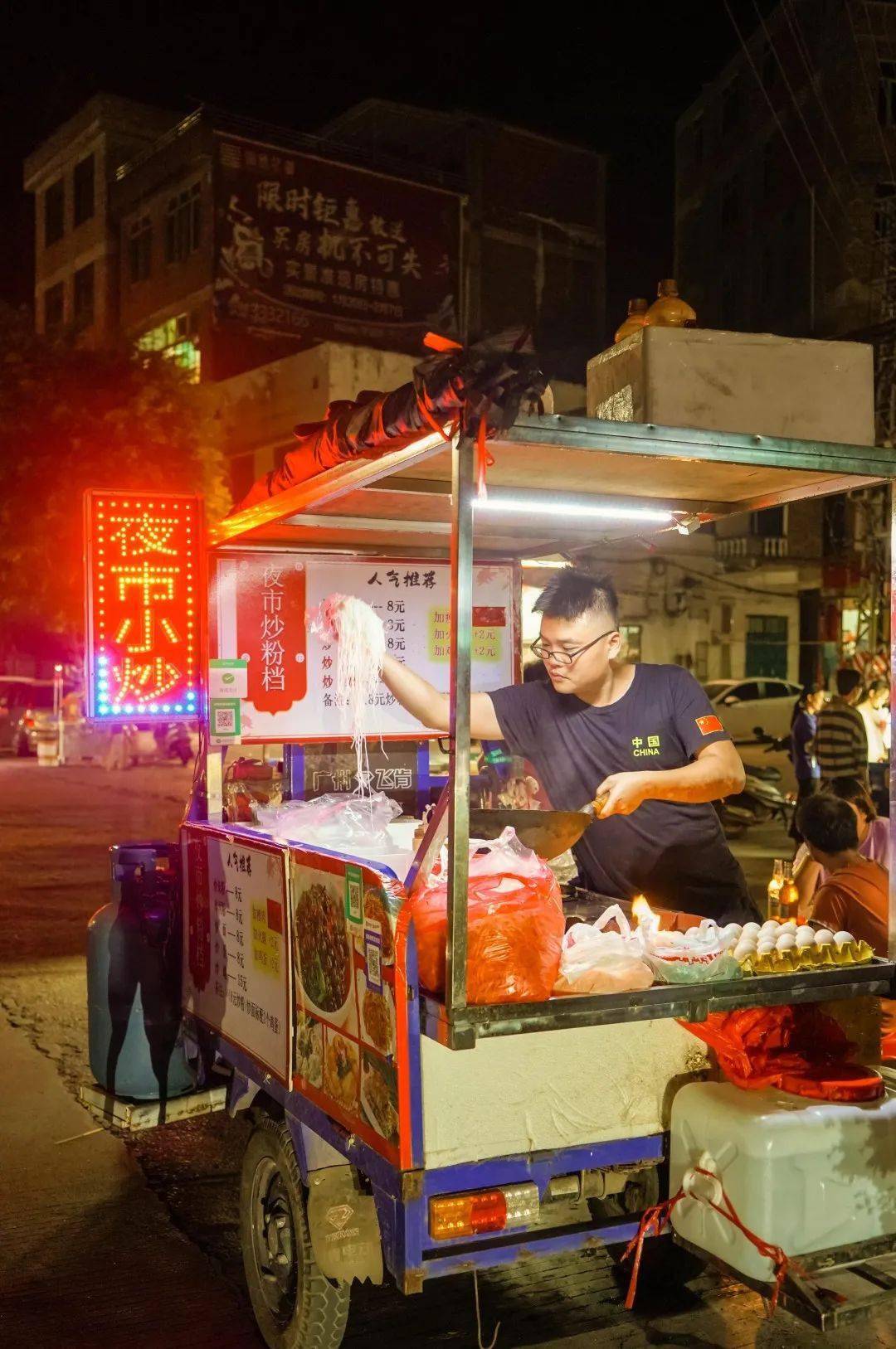 "炒粉8元一大份"(二)在熟客眼里,多次前来光顾,或许不是因为这里的