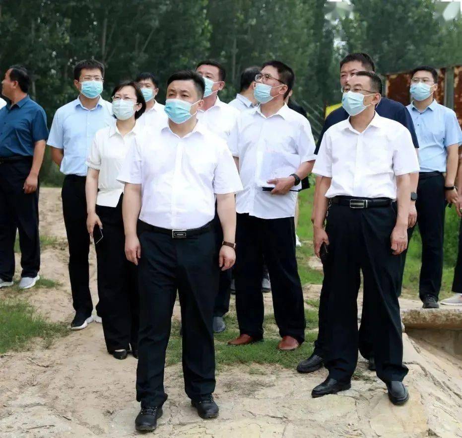 7月22日,临西县委书记孟宪鹏深入到卫运河大堤,就防汛工作进行调研.