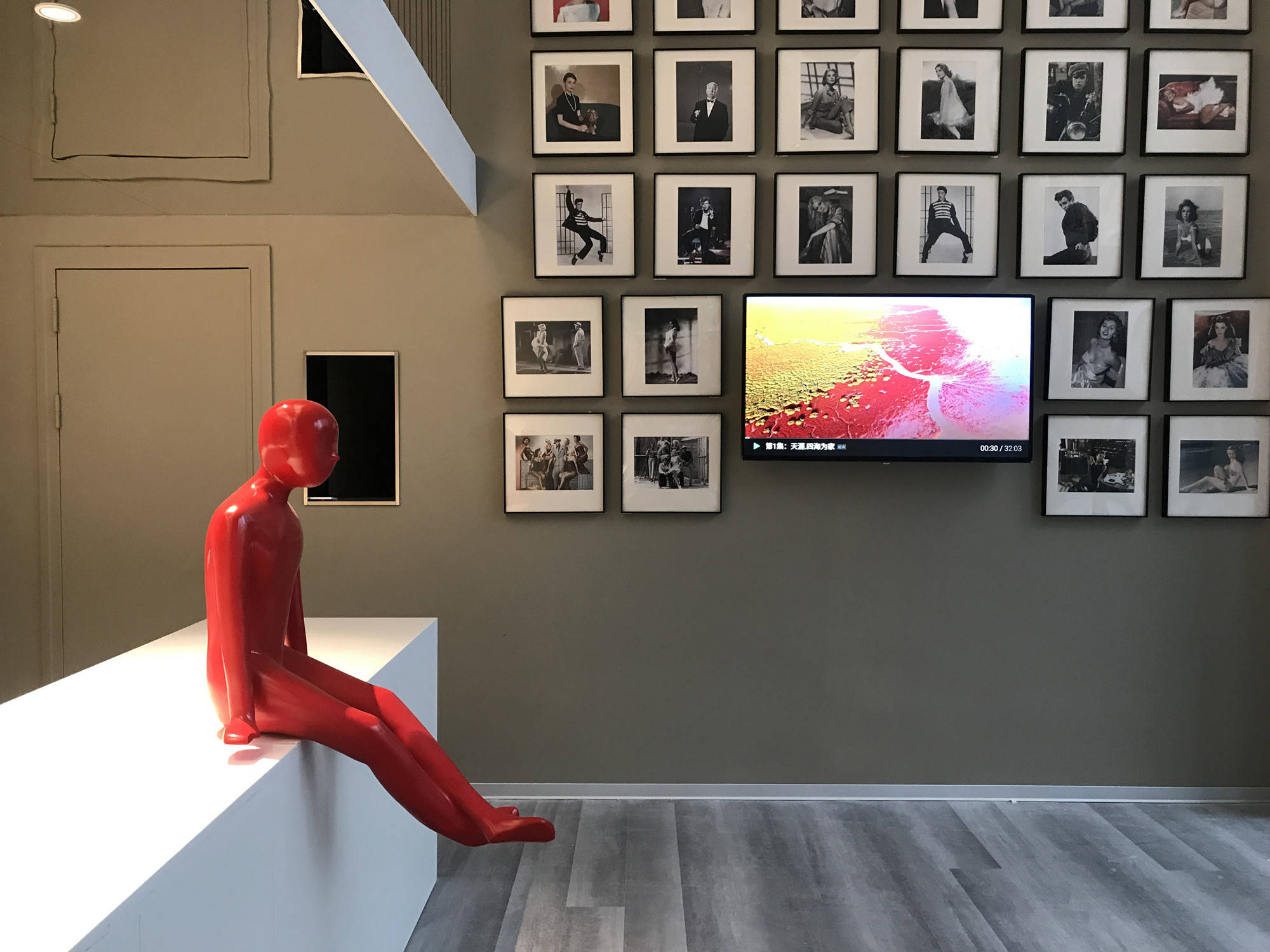 苏河畔王小慧艺术馆今开馆没有人能拒绝这个热辣的艺术之吻