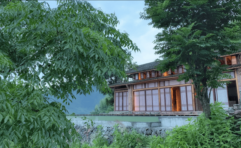 在此基础上,林栖三十六院深度挖掘当地文化内涵,将蓝印花布等非遗元素