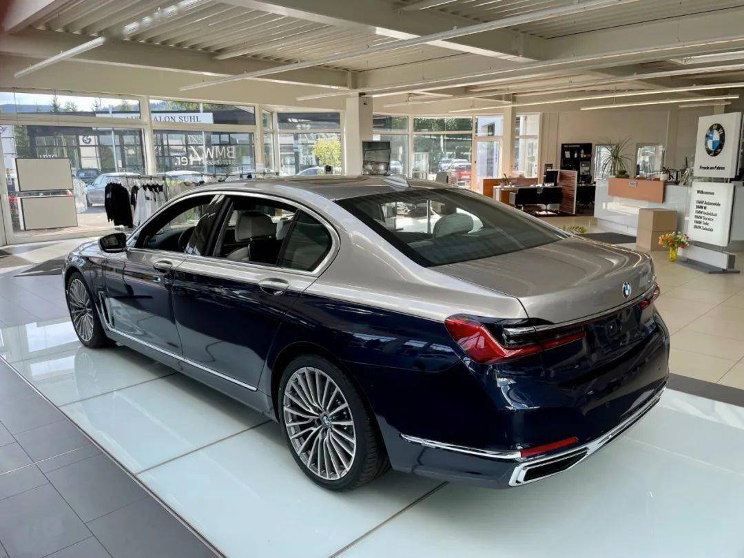 现款vs新款宝马7系双色车身谁更帅