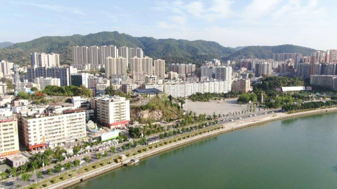 老隆镇为扮靓美丽宜居城市"润色添彩"～_工作_群众_环境