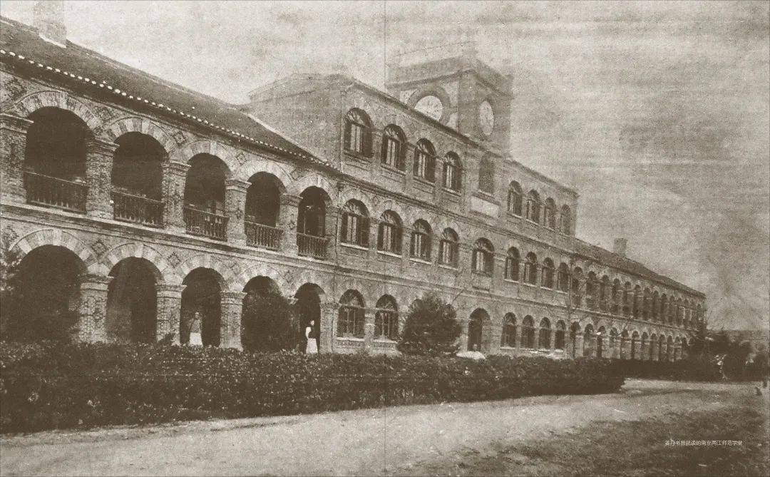 两江师范是我国第一个现代美术学科,实行新美术教育思想和教学体系.