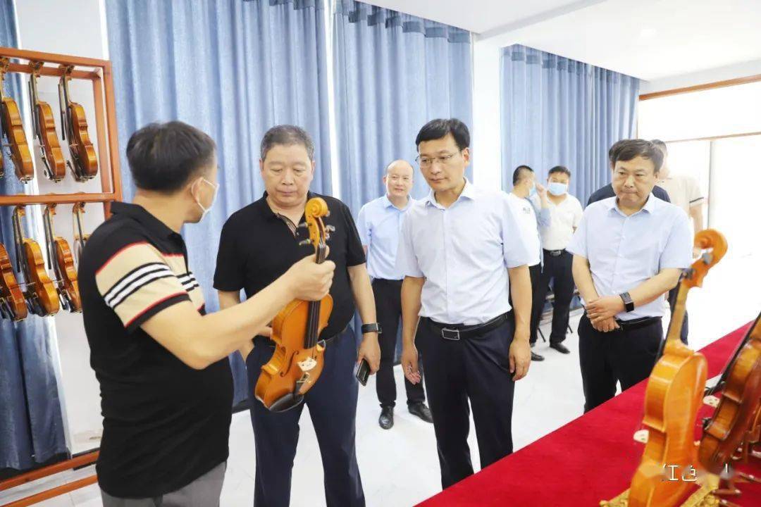 徐跃峰一行,先后到老乐山,竹沟纪念馆,酷斯琴业,黄石头庄,诚元骨料