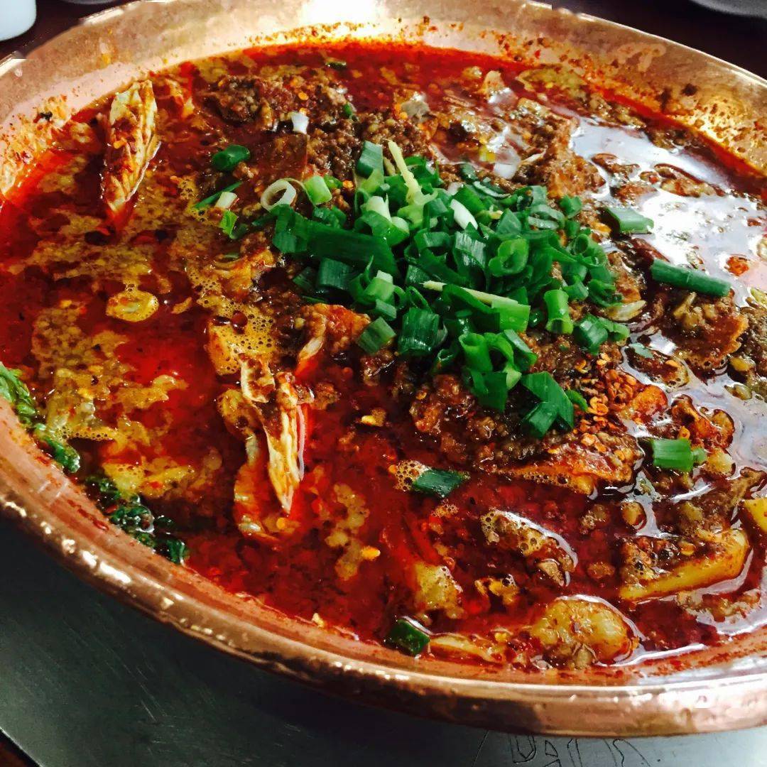 保山火瓢牛肉吃的时候就能闻到一股浓浓的腊香味排骨软糯而不离骨煮