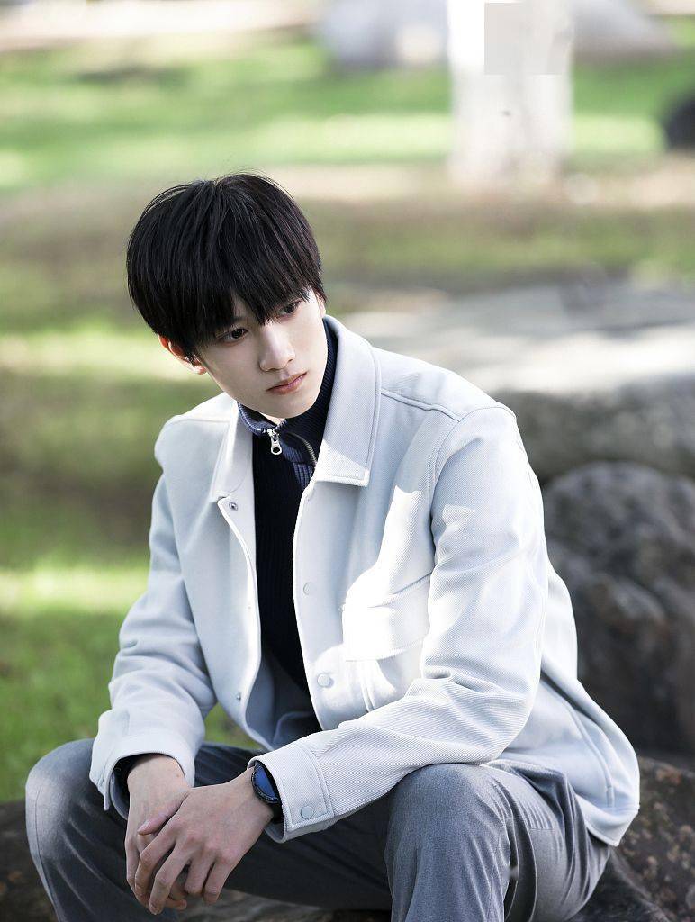 敖子逸立秋发布户外写真夹克搭配针织衫营造秋日氛围