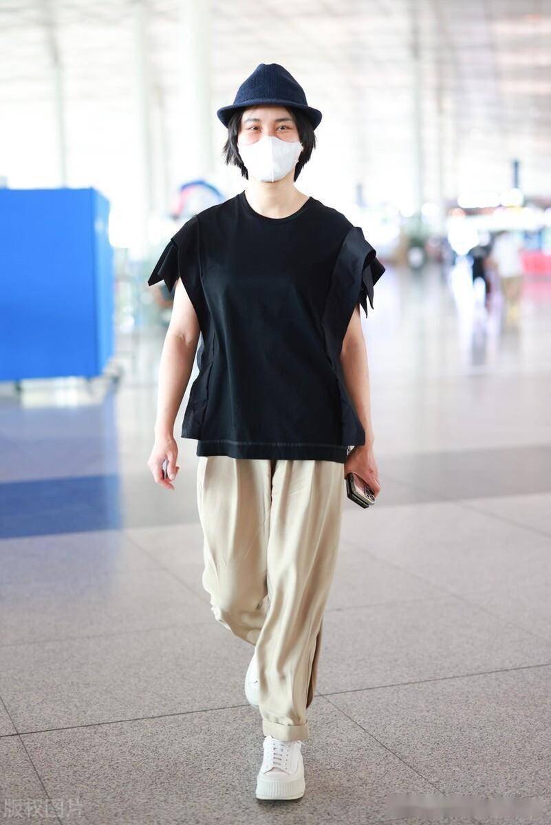 尚雯婕街拍纯色装扮低调舒适好久未见她这身穿着了