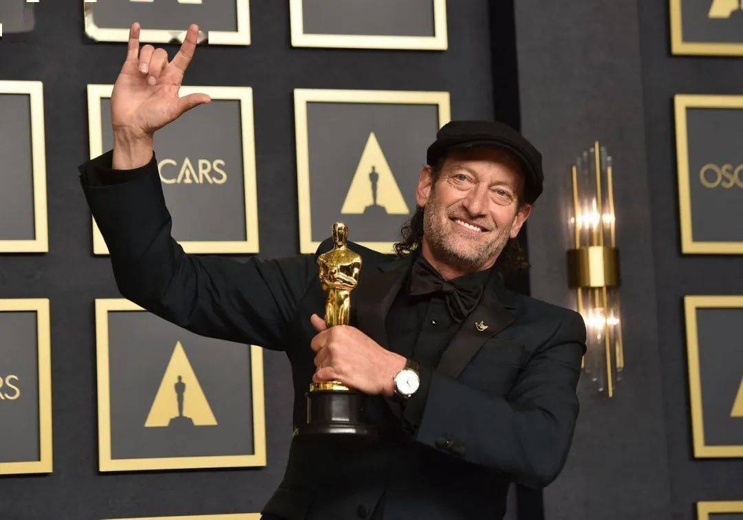 此外,凭借《健听女孩》(coda)获得奥斯卡奖的特洛伊·科特苏尔(troy