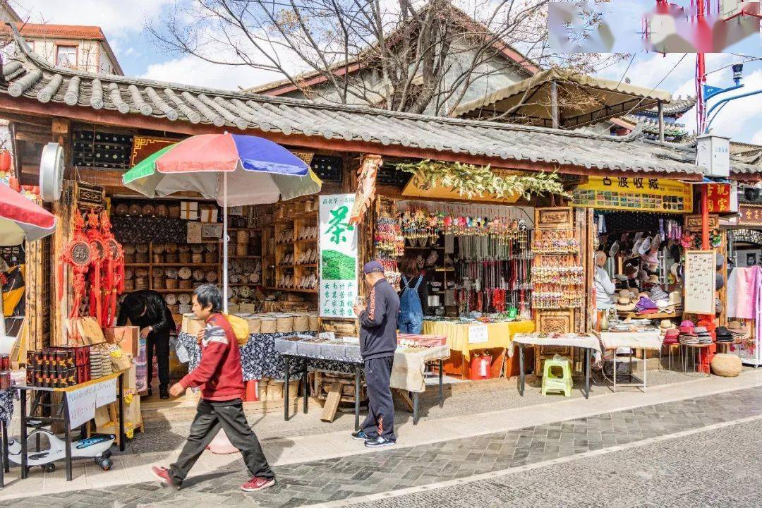 园西路上的小吃,还有很多,酸辣爽口的傣味舂鸡脚,香气逼人的烤肉串