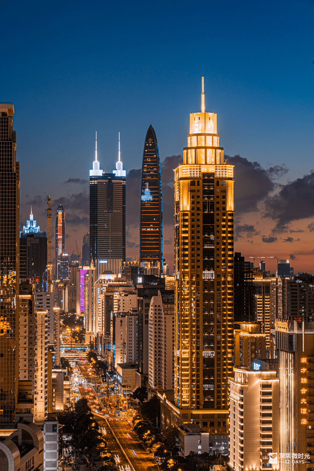 站在自家的窗户旁,滨河大道上的车水马龙,与灯火通明的高楼大厦,勾勒