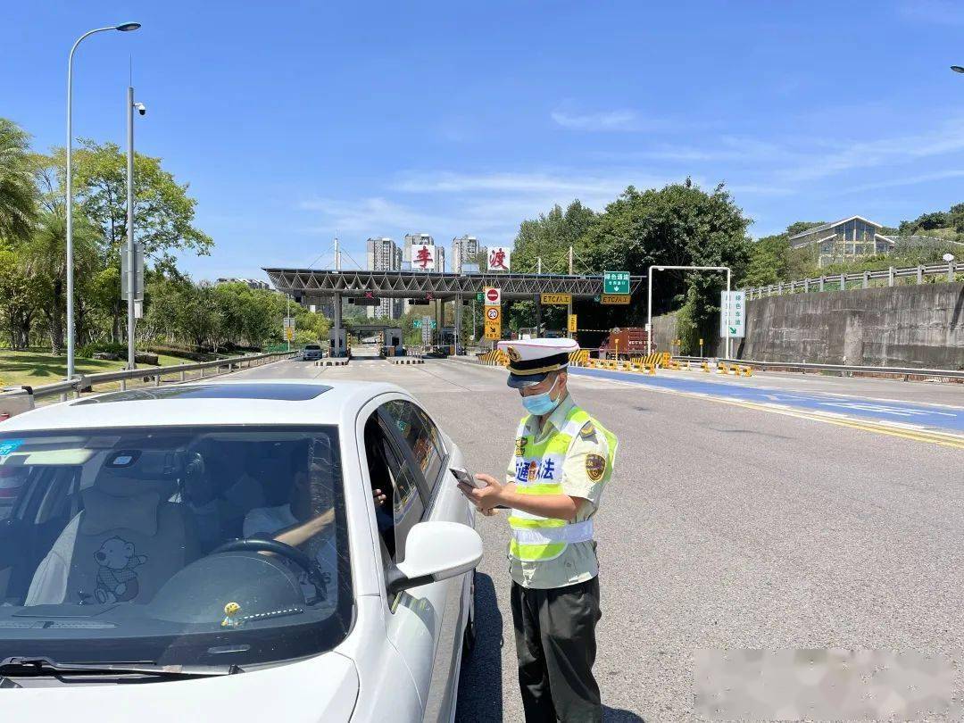 在涪陵西收费站服务点,交通执法人员正顶着烈日,对外地来涪返涪车辆