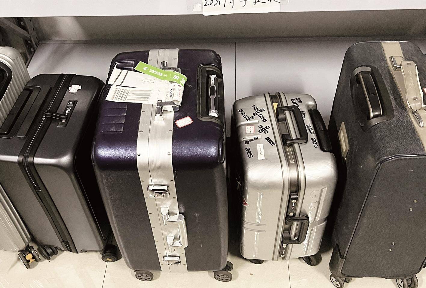 律师称营销炒作可能性更大_机场回应博主卖无人认领行李箱盲盒_物品