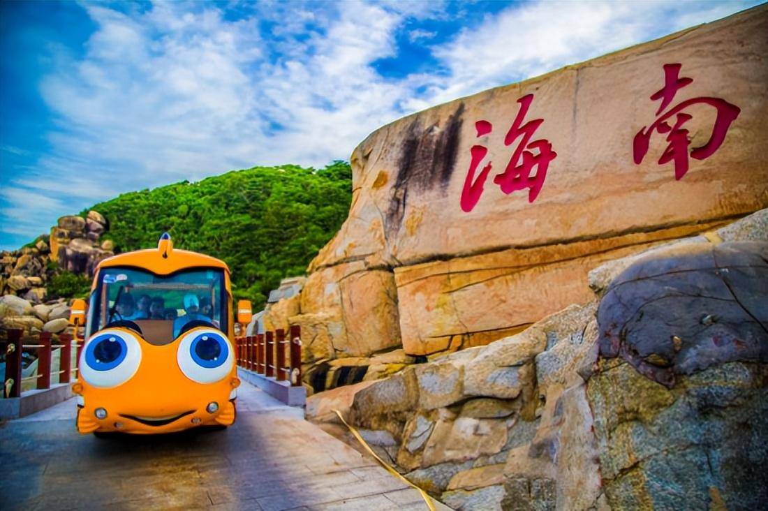 电瓶车,载着我和朋友行驶在环岛路上,海风拂面,沿途整个蜈支洲岛的