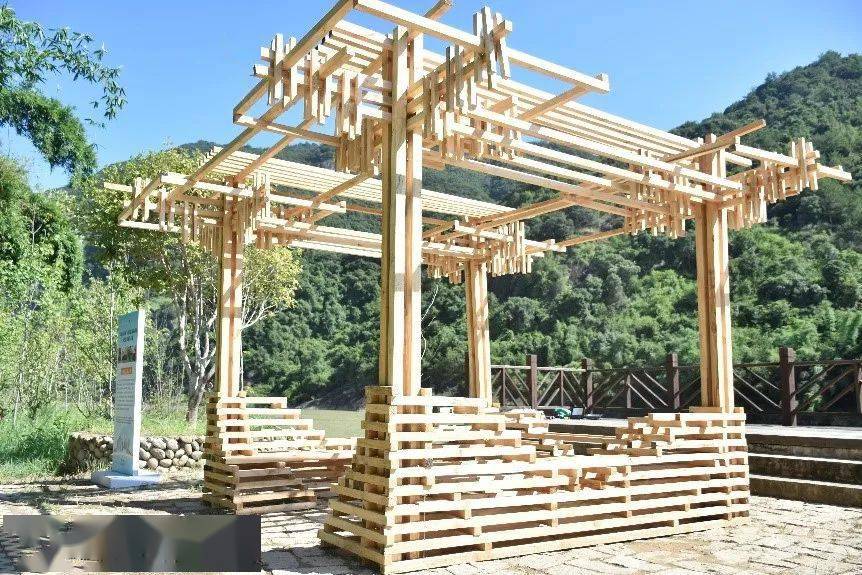 留影主体屋架完成搭建屋架切割钻孔平整地基在两天的实体作品建造中