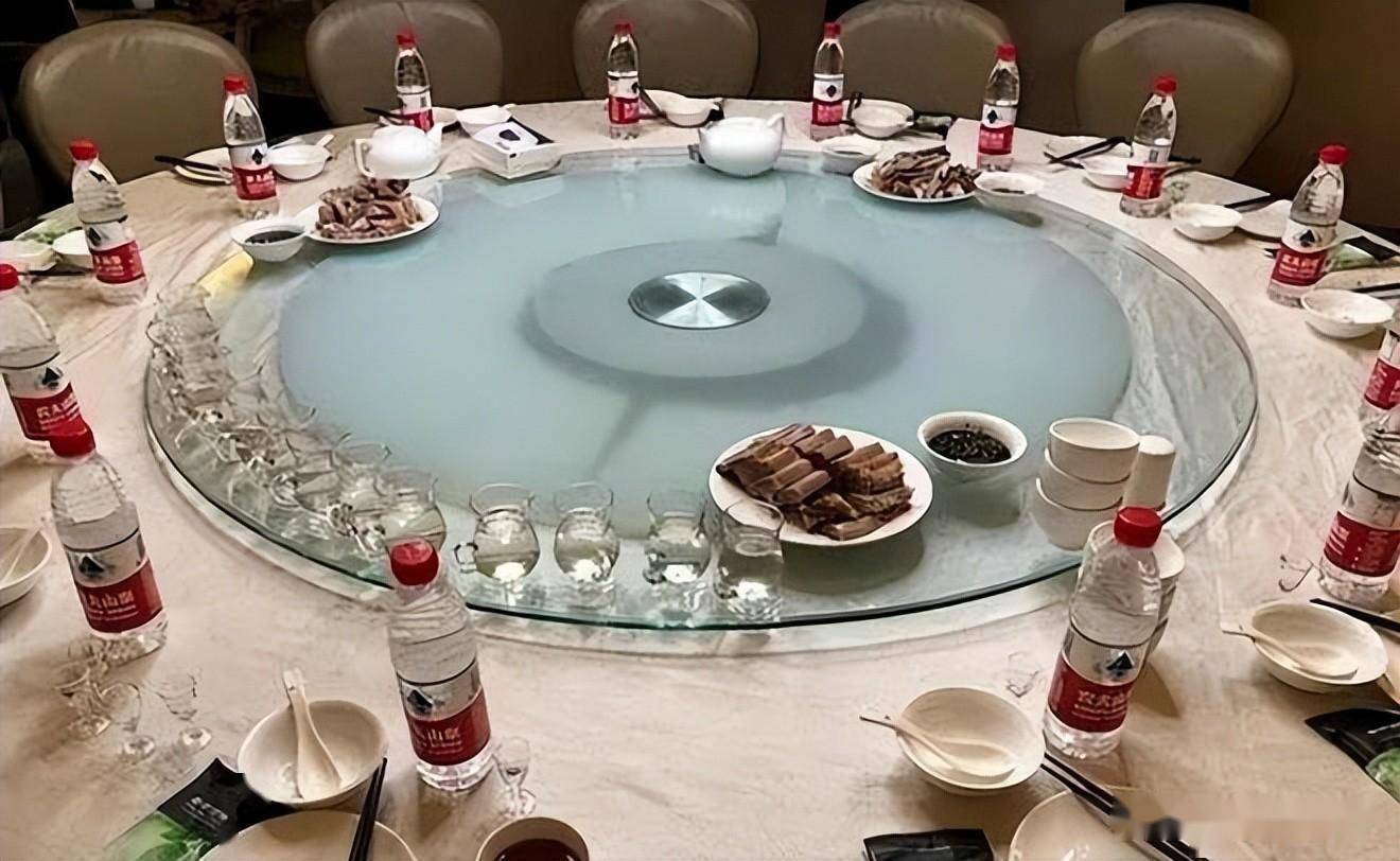 酒桌上喝白酒时旁边为啥要放一瓶矿泉水行家大有讲究