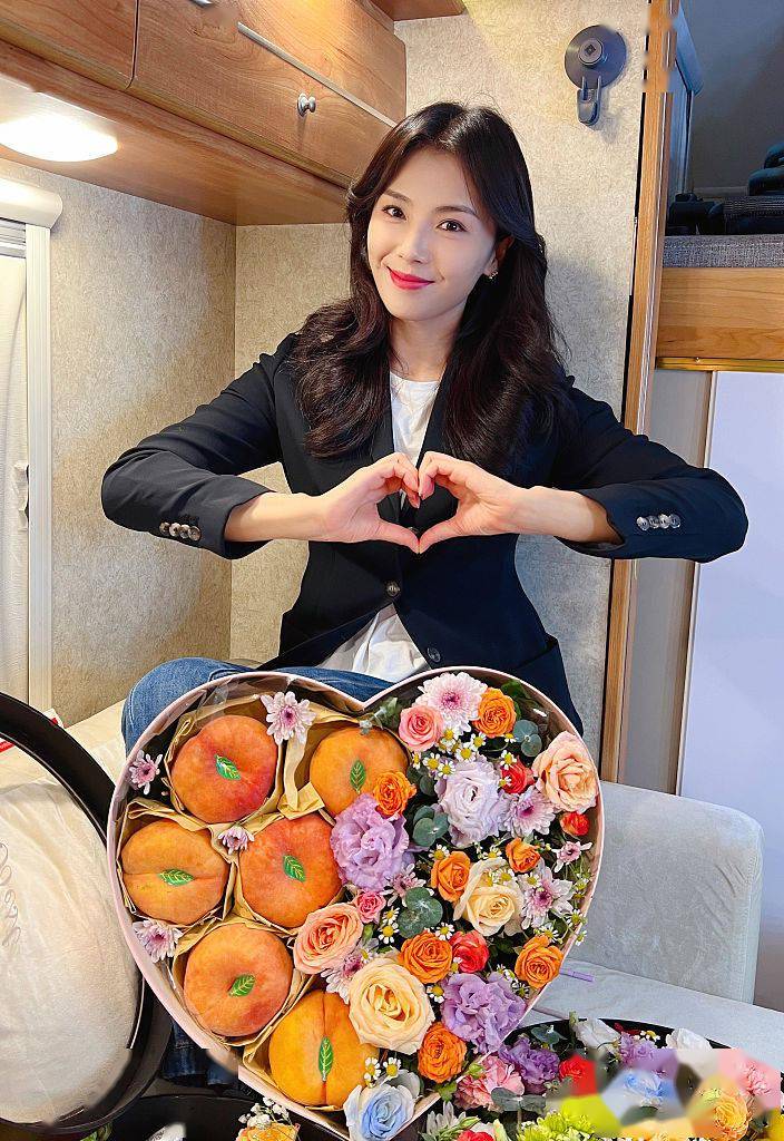 刘涛发布一组花絮照与桃子礼盒合影比心卖萌