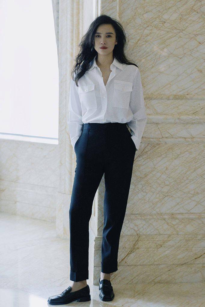 宋佳发布一组白衬衫复古港风写真 优雅回眸散发迷人魅力_西宁_青年