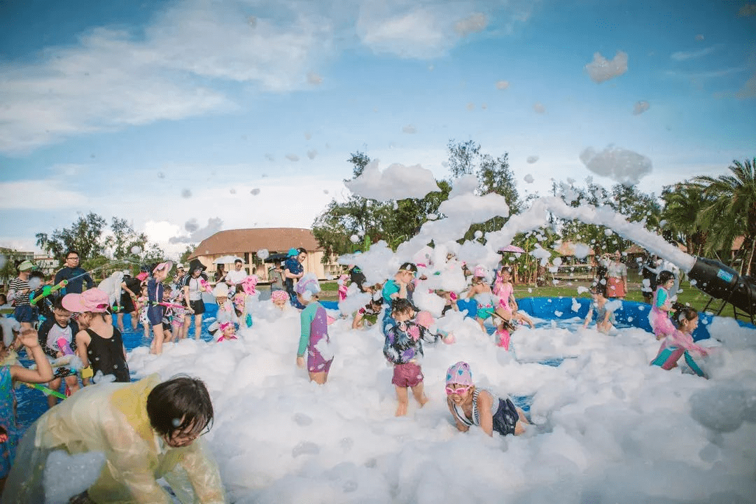 为130m05戏水池,为小可爱们带来了水上项目:儿童戏水-泡泡大战活动