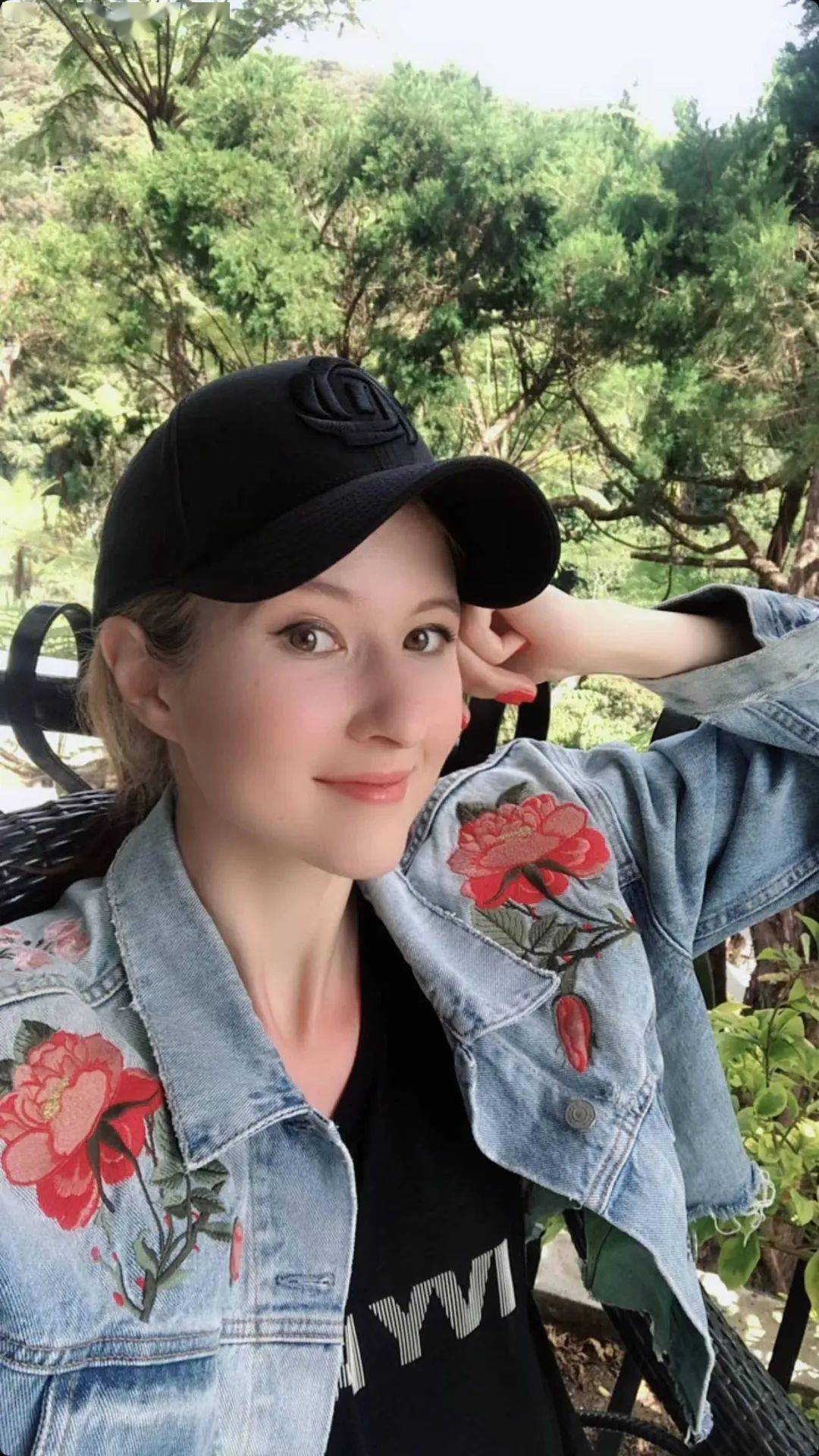 还换上了壮族服饰兴奋拍照大赞山水之美国外知名网红俄罗斯环环不远