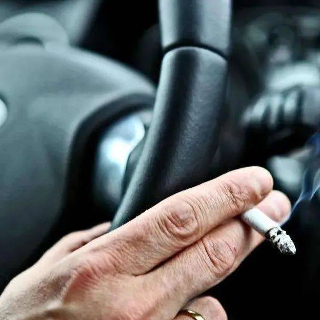 警惕!山西一货车司机因一根烟追尾另一货车,车辆碎片散落一地......_唐某某_事故_低头