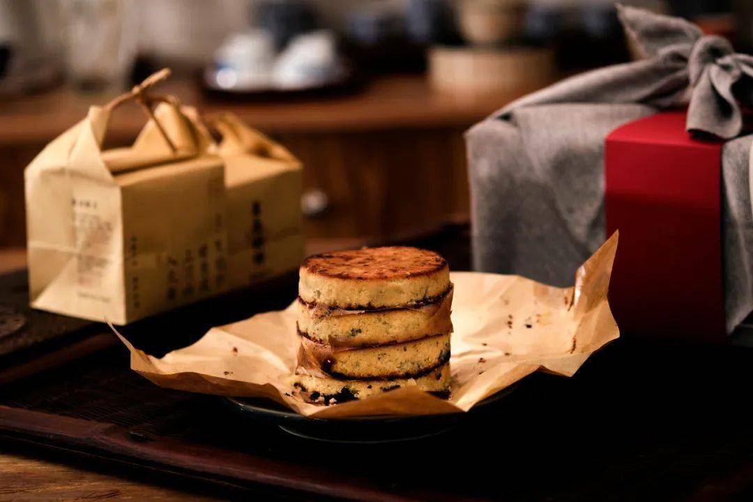 徽派酥月火了央视争相报道非遗传承大叔40年手工技艺柴炉烘烤入口焦香