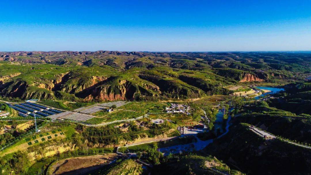 红碱淖看夕阳西下,为湖水撒上金边,登临"陕北小华山"二郎山看山水依偎