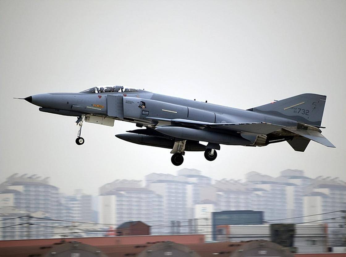 韩国一架f-4"鬼怪"战机坠海 飞行员跳伞画面曝光_韩国空军_韩联社