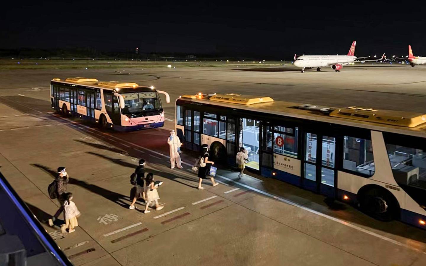 吉祥航空執行特殊航班接滯留三亞旅客首批300餘名旅客已返回