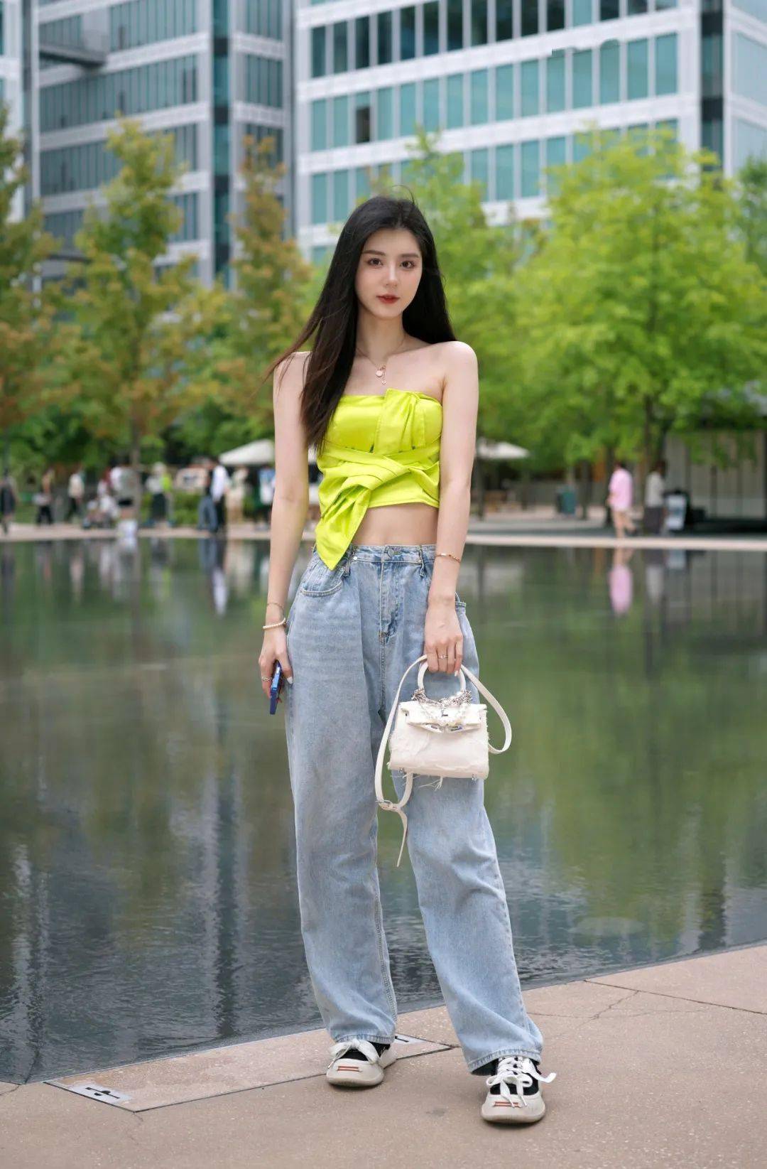 滚叔街拍一件修身背心一条宽松长裤能打一整个夏天