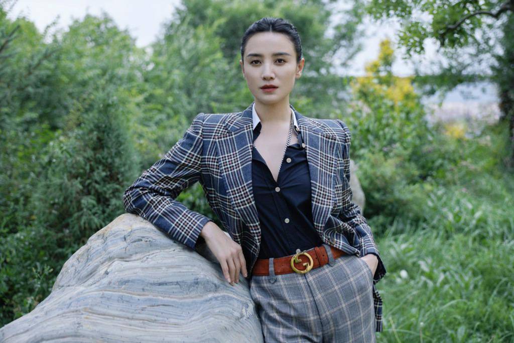 宋佳拍摄西装造型游园大片 变身时尚御姐手拿玫瑰轻轻嗅_游园_宋佳