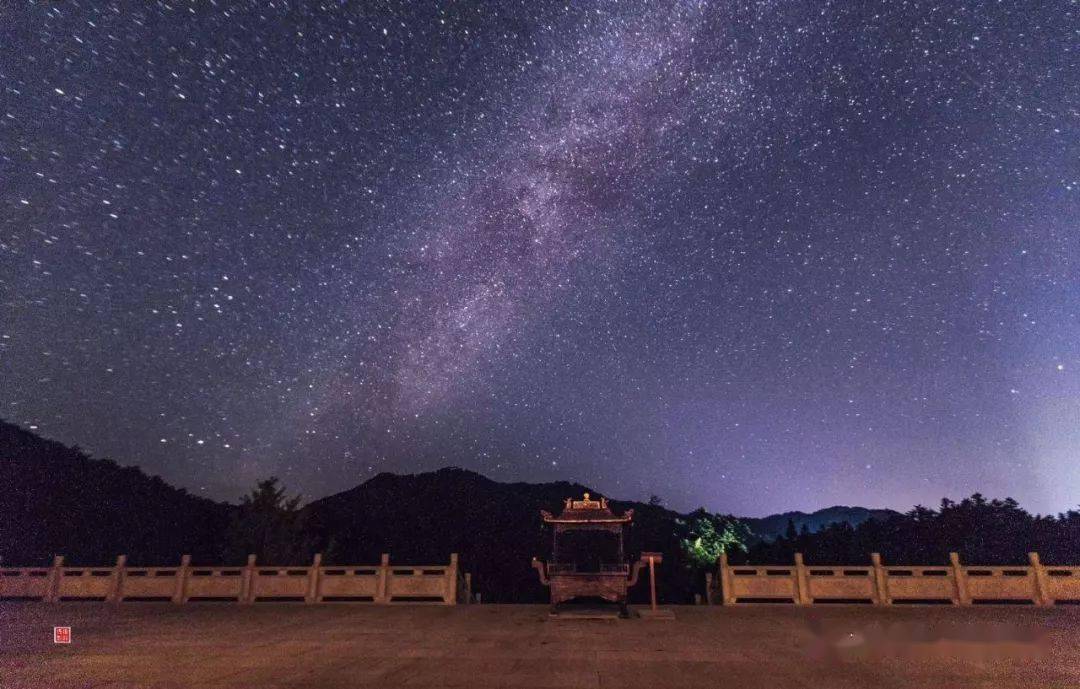 向我们一遍遍地打着以或明或暗的闪烁这些站在宇宙深处的星辰璀璨夺目