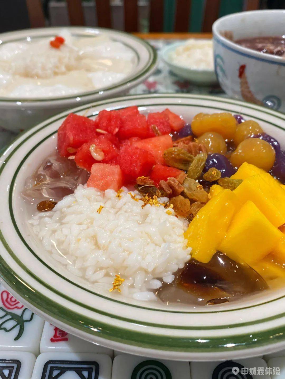 芋圆酒酿冰粉小风车,用料满当当,冰粉酒酿芋圆葡萄干西瓜和芒果,好像