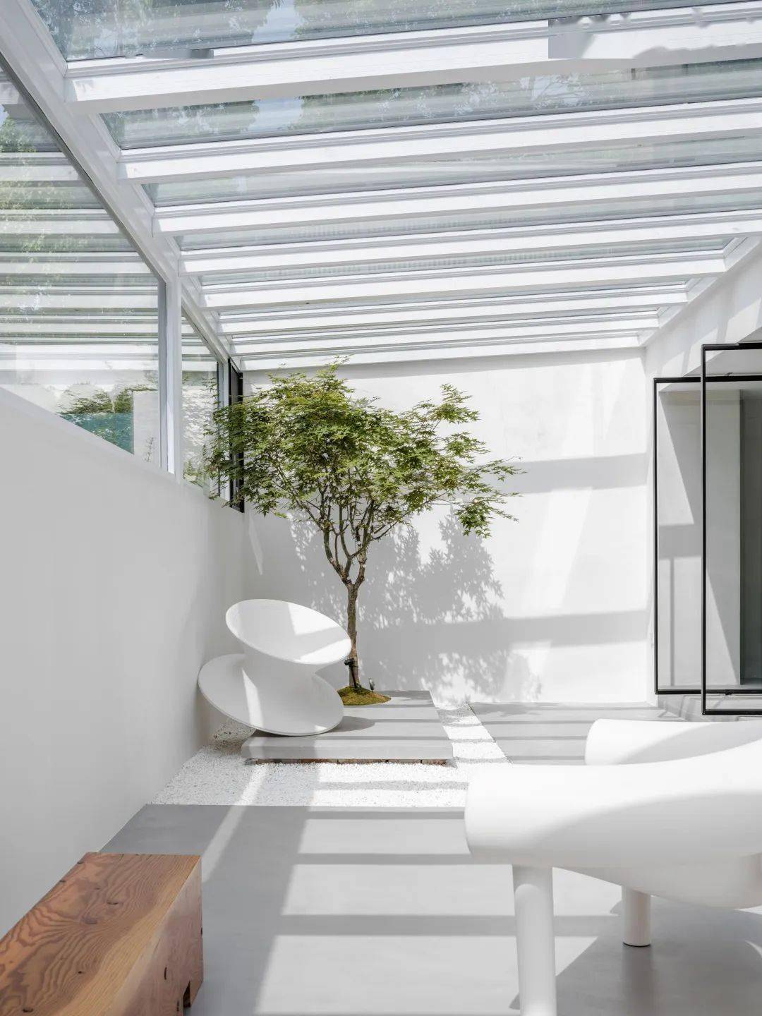 将地下庭院改造成半地下阳光房,舒适又惬意 | 仝设计_空间_光影_玻璃