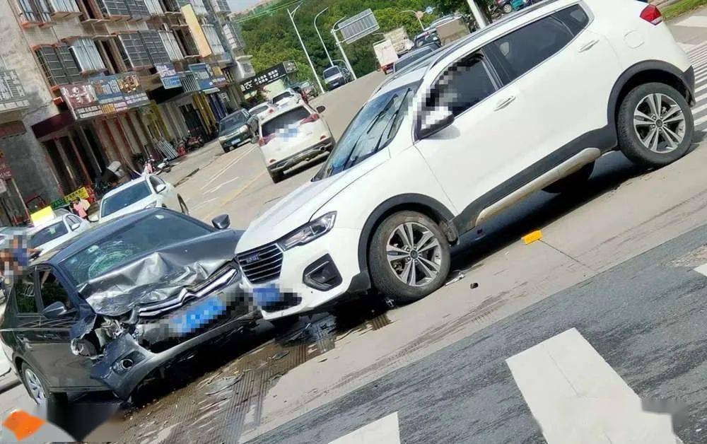 又是这个路口车祸!浦北两车激烈相撞,一车头凹损流水_严重_网友_小车