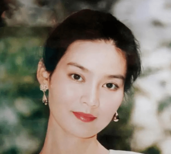 她影坛最美的传奇,国家一级演员潘虹,曾红到"万人空巷",如今皈依吃素