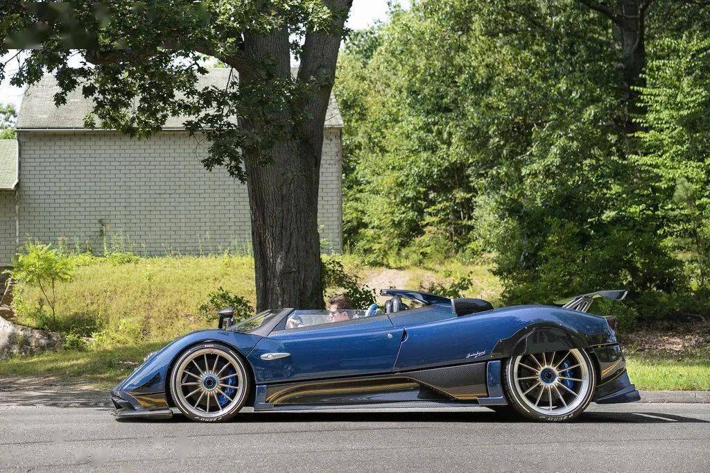 贰零零柒年,帕加尼在圆石滩车展发布了全球有且仅有的3辆zonda hp