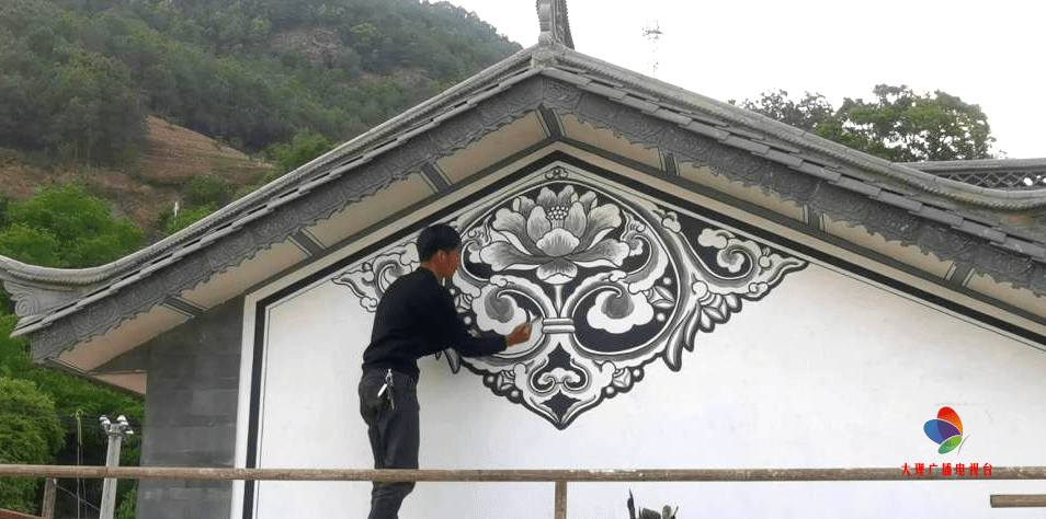 在这栋白族风格的民居里,龚久沅和他的团队历时近半个月,共作画大小