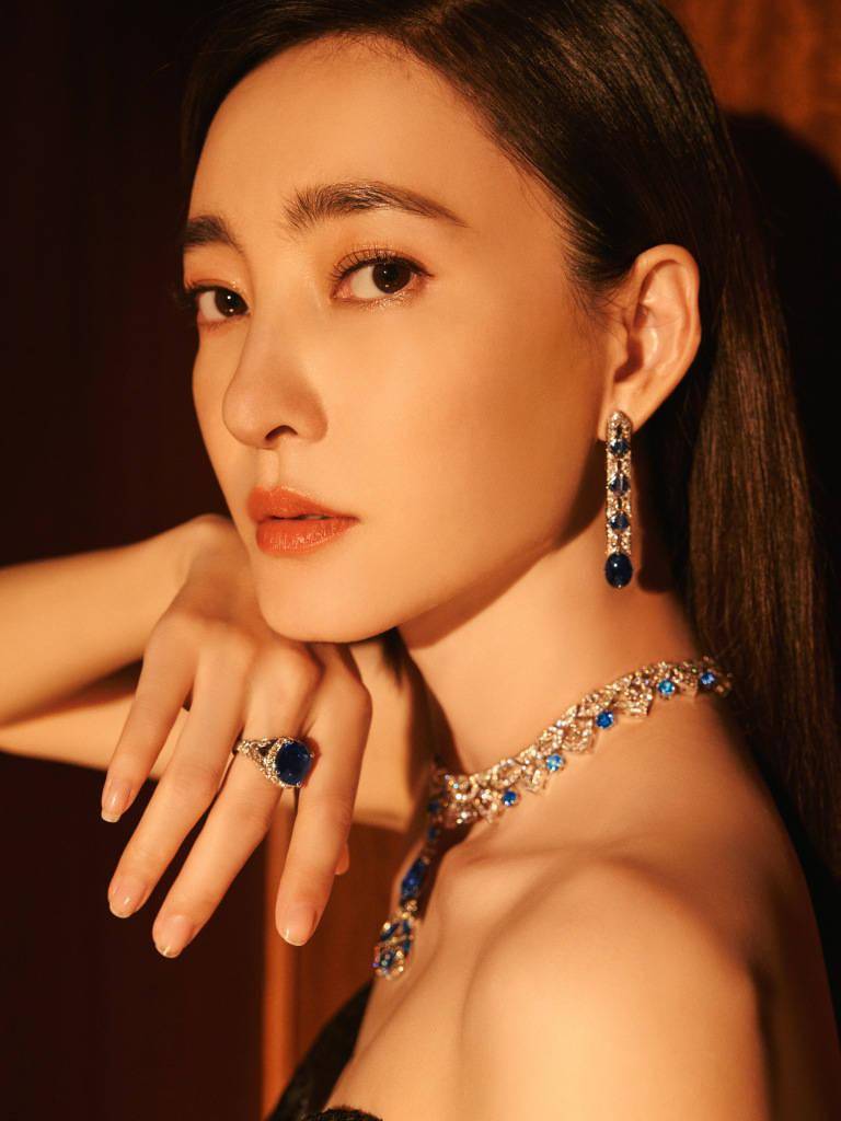 王丽坤北影节开幕红毯造型写真释出 银河鱼尾礼服配珠宝高贵典雅_气质