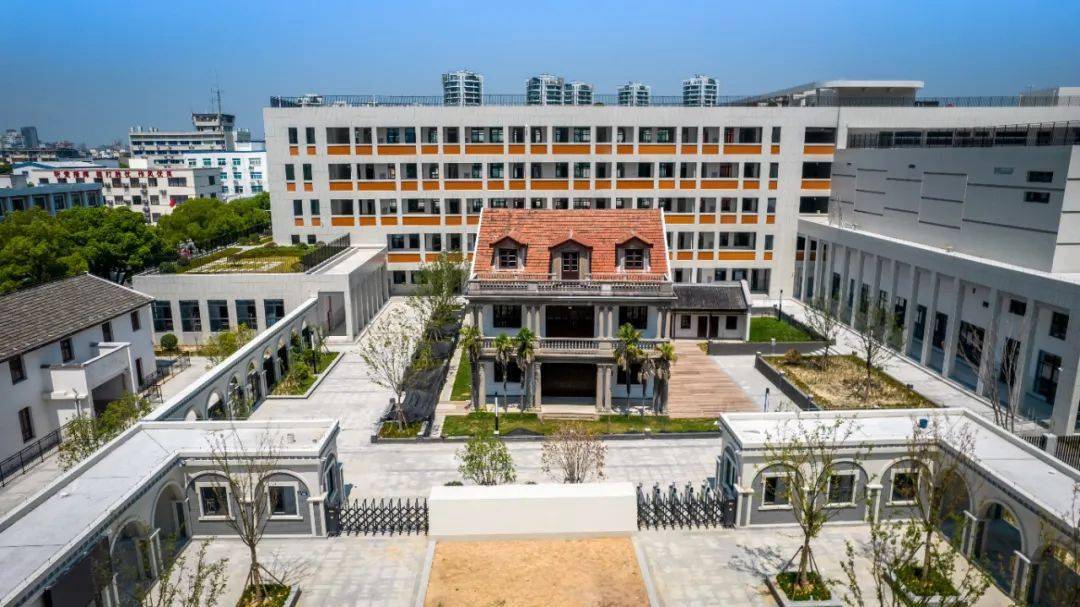 江北中心学校校园环境优美,校内设有4个主题园,屋顶绿植全覆盖,形成