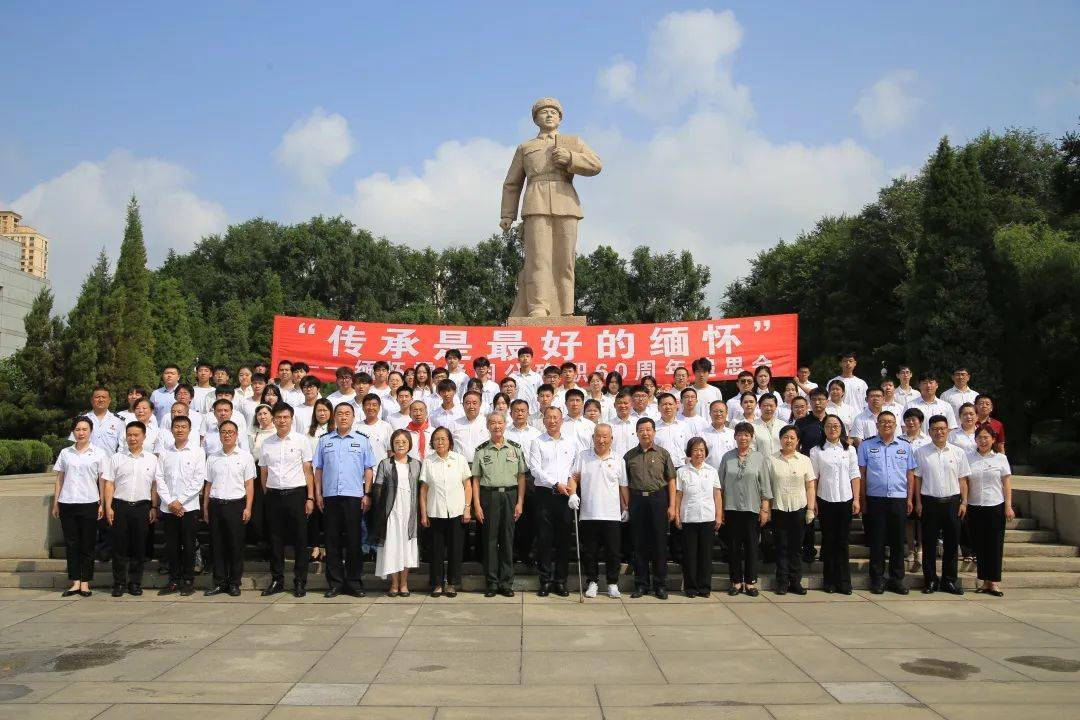 参加追思会的有辽宁石油化工大学纪委书记孙旭东,中国人民解放军某