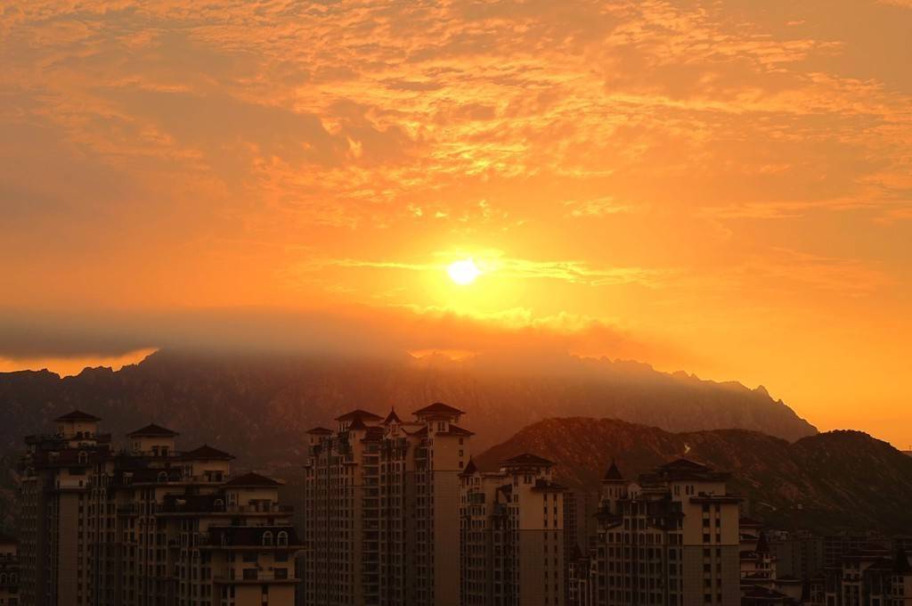 山东青岛：夕阳映晚霞 风景美如画