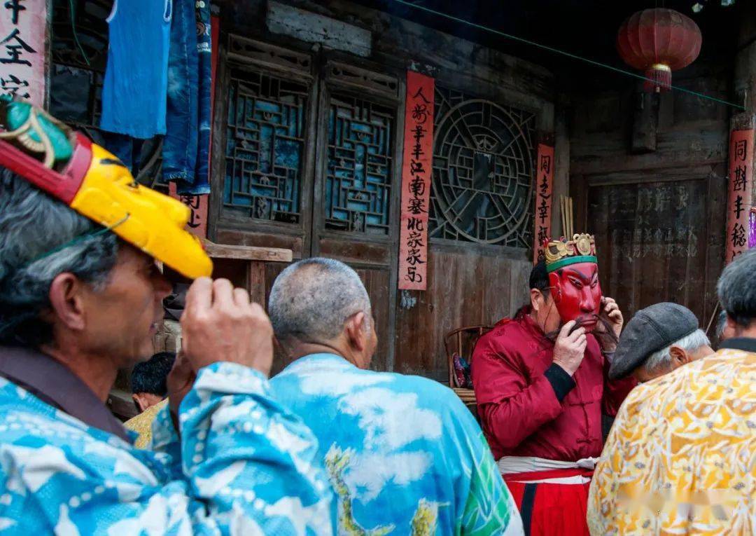 已过不惑之年的黄国华,幽默风趣,善唱耍戏,动作轻佻,步伐怪异,前句