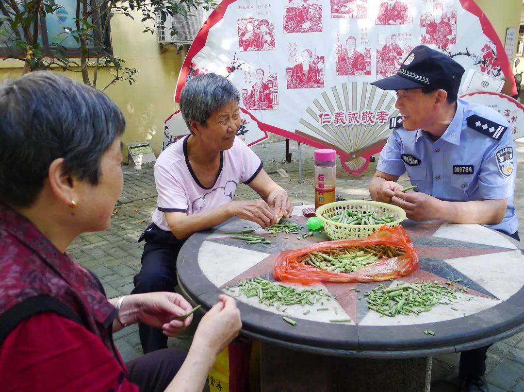 这位芜湖"片警"钉在了一个社区_俞灿芳_居民_刘大妈